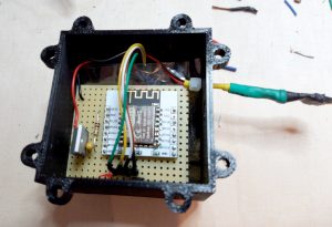 ESP8266 Elektronik mit Abstandssensor im Gehäuse